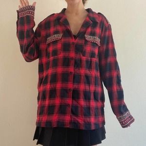 Red embroidered flannel button Brand en Creme  Size large